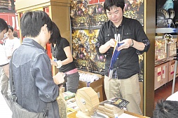 画像ギャラリー No.008のサムネイル画像 / 期待のアクションRPG「ドラゴンズクラウン」が本日発売。サイン入りポスターや色紙が当たる発売記念抽選会に朝から多くのファンが来場