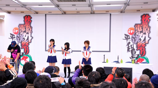 画像ギャラリー No.001のサムネイル画像 / 金元寿子さん,大亀あすかさん,伊瀬茉莉也さんが制服姿で登場。PSP用ソフト「フォトカノ」のステージイベント「プレフォトセッション」の模様をレポート