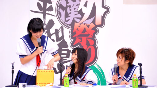 画像ギャラリー No.005のサムネイル画像 / 金元寿子さん,大亀あすかさん,伊瀬茉莉也さんが制服姿で登場。PSP用ソフト「フォトカノ」のステージイベント「プレフォトセッション」の模様をレポート