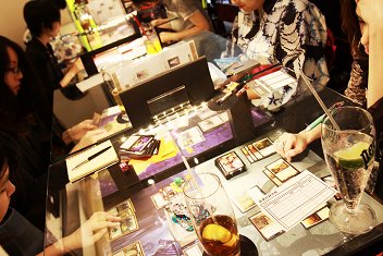 画像集#004のサムネイル/夏だ,浴衣だ,マジックだ! 女子プレイヤー達が「マジック:ザ・ギャザリング」で真剣勝負を繰り広げたガールズイベントをレポート