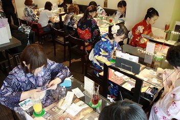 画像集#005のサムネイル/夏だ,浴衣だ,マジックだ! 女子プレイヤー達が「マジック:ザ・ギャザリング」で真剣勝負を繰り広げたガールズイベントをレポート