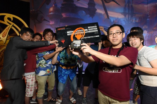 画像ギャラリー No.009のサムネイル画像 / 「マジック:ザ・ギャザリング」世界大会「カラデシュ」の公式リポートが公開に。優勝は八十岡翔太選手