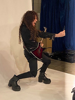 画像ギャラリー No.008のサムネイル画像 / 「マジック:ザ・ギャザリング」,最新セット「カルドヘイム」のプロモーションにマーティ・フリードマンさんを起用。カードをイメージした即興演奏動画が公開