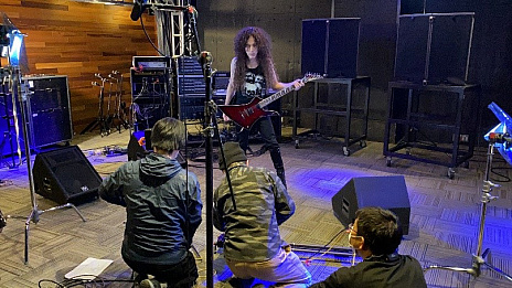 画像ギャラリー No.009のサムネイル画像 / 「マジック:ザ・ギャザリング」,最新セット「カルドヘイム」のプロモーションにマーティ・フリードマンさんを起用。カードをイメージした即興演奏動画が公開