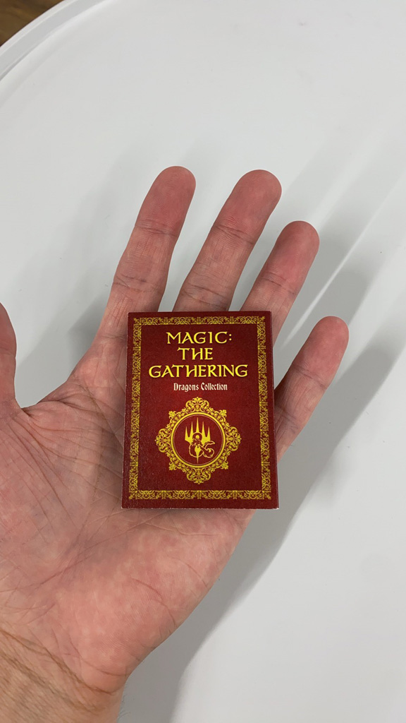 M:tG」×「D&D」コラボ記念の豆本が登場。歴代ドラゴンのカード画像を