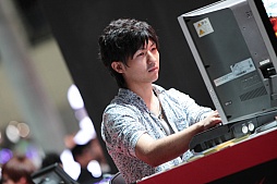 ꡼ No.004 | TGS 2013ϡBLAZBLUEפȡ֥IVפΥӥޥåƥץ󥿥ȥθͽԤ줿Mad Catz֡ݡ