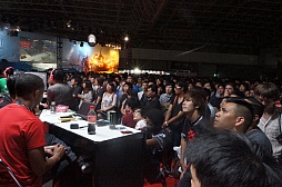꡼ No.033Υͥ / TGS 2013ϡBLAZBLUEפȡ֥IVפΥӥޥåƥץ󥿥ȥθͽԤ줿Mad Catz֡ݡ