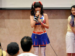 画像ギャラリー No.006のサムネイル画像 / 新たなジュリエットのイメージガールも登場。トークやプレゼント大会で盛り上がった“「LOLLIPOP CHAINSAW」夏の感謝祭”をレポート