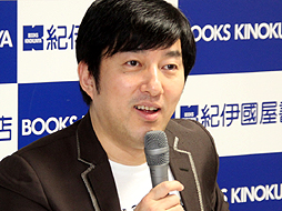 画像ギャラリー No.002のサムネイル画像 / 書籍「アート オブ グラスホッパー・マニファクチュア」の発売記念イベント開催。須田剛一氏とイシイジロウ氏が歴代タイトルのアートワークを語った会場の模様をレポート