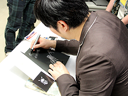 画像ギャラリー No.010のサムネイル画像 / 書籍「アート オブ グラスホッパー・マニファクチュア」の発売記念イベント開催。須田剛一氏とイシイジロウ氏が歴代タイトルのアートワークを語った会場の模様をレポート