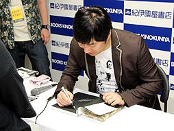 画像ギャラリー No.011のサムネイル画像 / 書籍「アート オブ グラスホッパー・マニファクチュア」の発売記念イベント開催。須田剛一氏とイシイジロウ氏が歴代タイトルのアートワークを語った会場の模様をレポート