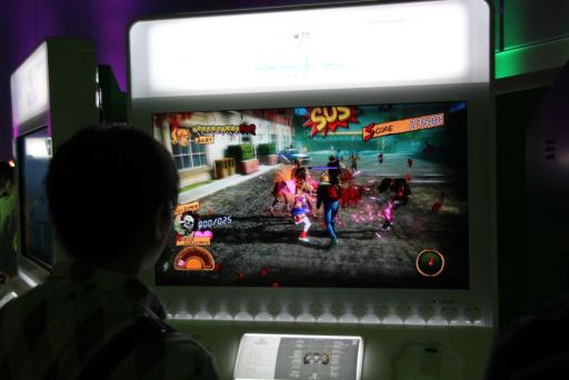 画像ギャラリー No.012のサムネイル画像 / 「LOLLIPOP CHAINSAW」ステージイベントで,ゲーム序盤の山場を開発スタッフが攻略。「Xbox 360 感謝祭」レポート