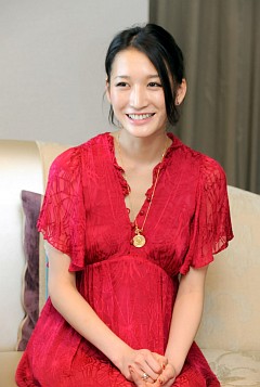 画像ギャラリー No.005のサムネイル画像 / 「迷宮クロスブラッド リローデッド」のテーマソング「SCARLET WINGS」を歌うELISAさんにインタビュー。歌詞や曲に込められた思いとは?