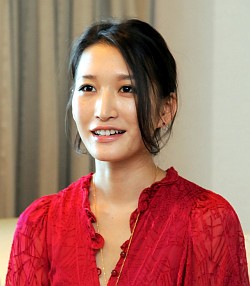 画像ギャラリー No.006のサムネイル画像 / 「迷宮クロスブラッド リローデッド」のテーマソング「SCARLET WINGS」を歌うELISAさんにインタビュー。歌詞や曲に込められた思いとは?