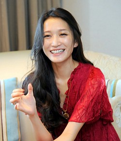 画像ギャラリー No.007のサムネイル画像 / 「迷宮クロスブラッド リローデッド」のテーマソング「SCARLET WINGS」を歌うELISAさんにインタビュー。歌詞や曲に込められた思いとは?