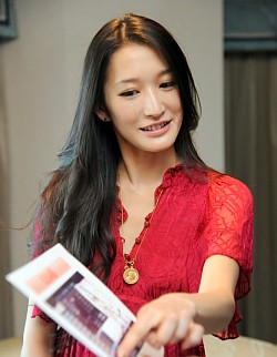 画像ギャラリー No.012のサムネイル画像 / 「迷宮クロスブラッド リローデッド」のテーマソング「SCARLET WINGS」を歌うELISAさんにインタビュー。歌詞や曲に込められた思いとは?