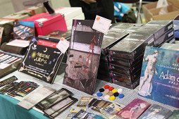画像集#040のサムネイル/アナログゲームの祭典「ゲームマーケット2013秋」をたっぷりの写真とともにレポート。小雨の中，5000人以上の参加者が集まる
