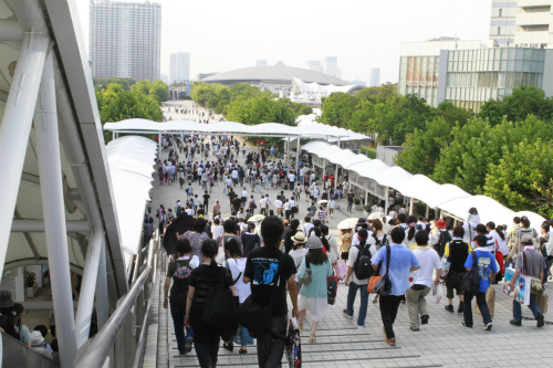 画像ギャラリー No.088のサムネイル画像 / 「コミックマーケット80」がいよいよ開幕。PSP「まどか☆マギカ」のパッケージやパチスロ版「ToHeart2」も見られた夏コミ初日の企業ブースをレポート