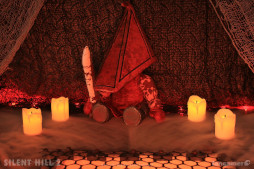 画像ギャラリー No.005のサムネイル画像 / 「SILENT HILL」シリーズ,Tシャツやぬいぐるみなどのグッズが発売に