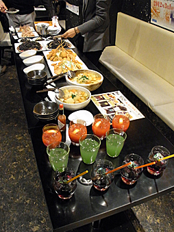 画像ギャラリー No.002のサムネイル画像 / 東京と大阪のメニューバトルが勃発!「クロヒョウ2 龍が如く 阿修羅編」×TBIグループのコラボメニューを小川プロデューサーが試食