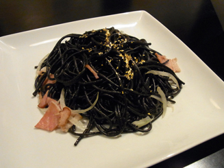 画像ギャラリー No.004のサムネイル画像 / 東京と大阪のメニューバトルが勃発!「クロヒョウ2 龍が如く 阿修羅編」×TBIグループのコラボメニューを小川プロデューサーが試食