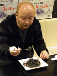 画像ギャラリー No.005のサムネイル画像 / 東京と大阪のメニューバトルが勃発!「クロヒョウ2 龍が如く 阿修羅編」×TBIグループのコラボメニューを小川プロデューサーが試食