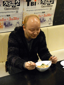 画像ギャラリー No.007のサムネイル画像 / 東京と大阪のメニューバトルが勃発!「クロヒョウ2 龍が如く 阿修羅編」×TBIグループのコラボメニューを小川プロデューサーが試食
