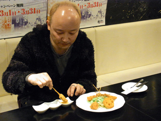 画像ギャラリー No.009のサムネイル画像 / 東京と大阪のメニューバトルが勃発!「クロヒョウ2 龍が如く 阿修羅編」×TBIグループのコラボメニューを小川プロデューサーが試食