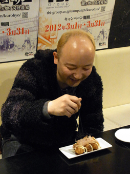 画像ギャラリー No.010のサムネイル画像 / 東京と大阪のメニューバトルが勃発!「クロヒョウ2 龍が如く 阿修羅編」×TBIグループのコラボメニューを小川プロデューサーが試食