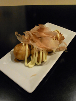 画像ギャラリー No.011のサムネイル画像 / 東京と大阪のメニューバトルが勃発!「クロヒョウ2 龍が如く 阿修羅編」×TBIグループのコラボメニューを小川プロデューサーが試食