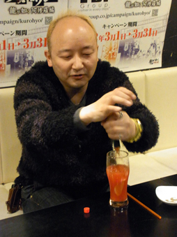 画像ギャラリー No.014のサムネイル画像 / 東京と大阪のメニューバトルが勃発!「クロヒョウ2 龍が如く 阿修羅編」×TBIグループのコラボメニューを小川プロデューサーが試食