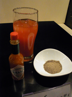 画像ギャラリー No.015のサムネイル画像 / 東京と大阪のメニューバトルが勃発!「クロヒョウ2 龍が如く 阿修羅編」×TBIグループのコラボメニューを小川プロデューサーが試食