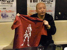 画像ギャラリー No.018のサムネイル画像 / 東京と大阪のメニューバトルが勃発!「クロヒョウ2 龍が如く 阿修羅編」×TBIグループのコラボメニューを小川プロデューサーが試食