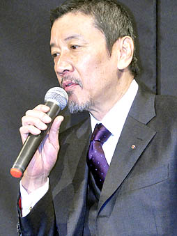 画像ギャラリー No.007のサムネイル画像 / 「龍が如く5 夢、叶えし者」の完成披露記者会見をレポート。哀川 翔さん,大東駿介さん,徳重 聡さん,奥田瑛二さん,黒田崇矢さんら豪華出演陣が登場