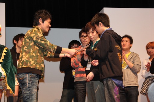 画像集#021のサムネイル/「モンスターハンターフェスタ’13」の決勝大会が開催。「モンスターハンター4」の狩王が決定,「4G」も発表された会場の模様をレポート