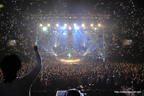 画像ギャラリー No.002のサムネイル画像 / 「初音ミクコンサート 最後のミクの日感謝祭」昼の部をレポート。クリプトン・フューチャー・メディア 伊藤博之社長のショートインタビューも掲載