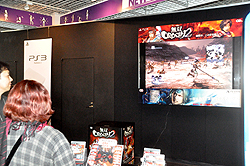 画像ギャラリー No.023のサムネイル画像 / 「無双OROCHI 2」のプロデューサー鈴木亮浩氏とディレクターの中臺重人氏によるトークイベントも行われた「無双OROCHI 2」「真・三國無双 NEXT」店頭体験会