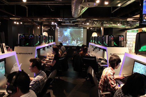 画像ギャラリー No.001のサムネイル画像 / 「カオス ヒーローズ オンライン」サービス後初のネットカフェ交流会が開催。新ヒーロー「コープス」「ティリア」の情報も公開された会場の模様をレポート