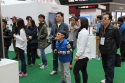 ꡼ No.004 | Ωλ륳ƥĲꡣڹLGPR٥ȡ3D World Festivalפǡä̤ΥƥӤ򸫳ؤƤ