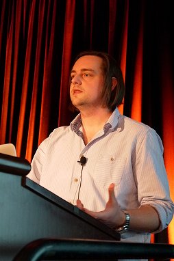 ������#001�Υ���ͥ���/��GDC 2014�ϡ�Grand Theft Auto V�פ��׾촶�򱢤ǻ٤��륵����ɵ��Ѥˡ����ޤä������ǥ����ޥ�ã��ä�