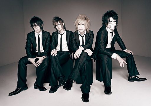 画像ギャラリー No.002のサムネイル画像 / 「DanceEvolution ARCADE」,AOU会場でゴールデンボンバーが対決を披露