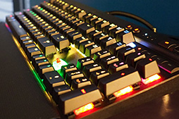 ���������꡼ No.008�Υ���ͥ������ / ��COMPUTEX�ϸ��륭���ܡ��ɤϤ����ޤǤ������������Ѥ���Cherry MX RGB����ܤ�Corsair����ǥ뤬ȯ���