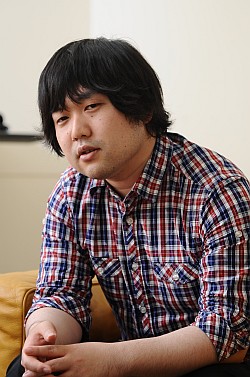 画像ギャラリー No.002のサムネイル画像 / 二丁拳銃・ウメハラ・賞金制全国大会――トピックス満載の話題作「ガンスリンガー ストラトス」はいかにして生まれたのか。誕生秘話をキーマンの2人に聞いた