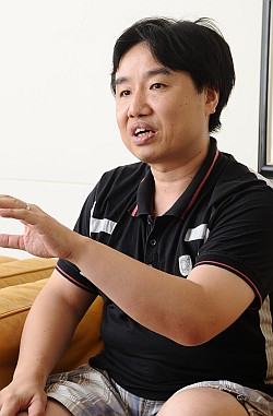 画像ギャラリー No.003のサムネイル画像 / 二丁拳銃・ウメハラ・賞金制全国大会――トピックス満載の話題作「ガンスリンガー ストラトス」はいかにして生まれたのか。誕生秘話をキーマンの2人に聞いた