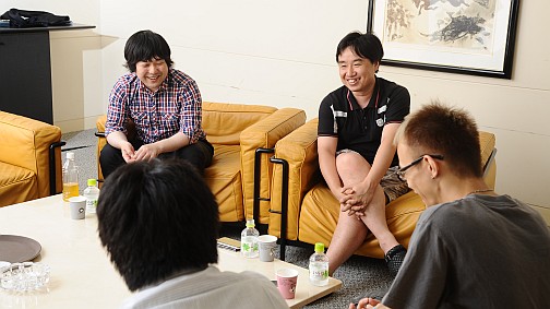 画像ギャラリー No.011のサムネイル画像 / 二丁拳銃・ウメハラ・賞金制全国大会――トピックス満載の話題作「ガンスリンガー ストラトス」はいかにして生まれたのか。誕生秘話をキーマンの2人に聞いた