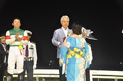 画像ギャラリー No.016のサムネイル画像 / 植田佳奈さんの予想が見事的中! 「ガンスリンガー ストラトス」と東京シティ競馬のコラボイベントをレポート