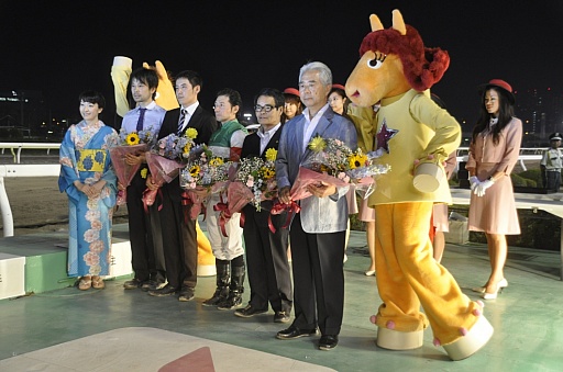 画像ギャラリー No.019のサムネイル画像 / 植田佳奈さんの予想が見事的中! 「ガンスリンガー ストラトス」と東京シティ競馬のコラボイベントをレポート