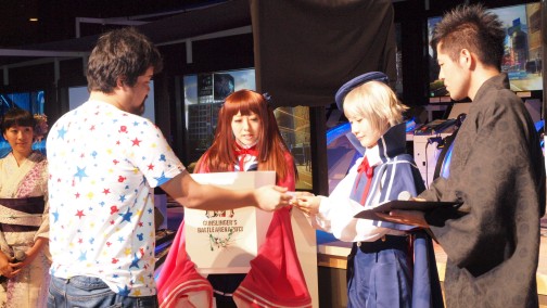 画像ギャラリー No.004のサムネイル画像 / 白熱したバトルとサプライズ発表に沸いた「GUNSLINGER'S BATTLE ARENA-Next-」決勝大会。優勝は東京勢「勝ちたがり」の手に