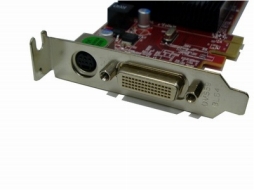 画像ギャラリー No.017のサムネイル画像 / まさかの「XP専用」。2001年デビューのGPU「Radeon 7000」を2基搭載してアナログ4画面出力対応のグラフィックスカードが発売