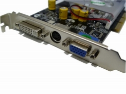 画像ギャラリー No.021のサムネイル画像 / まさかの「XP専用」。2001年デビューのGPU「Radeon 7000」を2基搭載してアナログ4画面出力対応のグラフィックスカードが発売